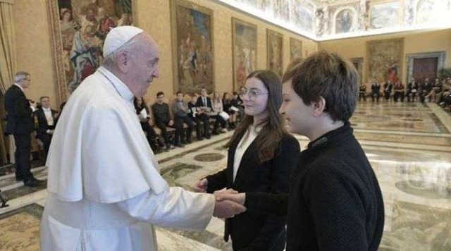 Papa Francisco com jovens da Ação Católica. Foto: Vatican Media