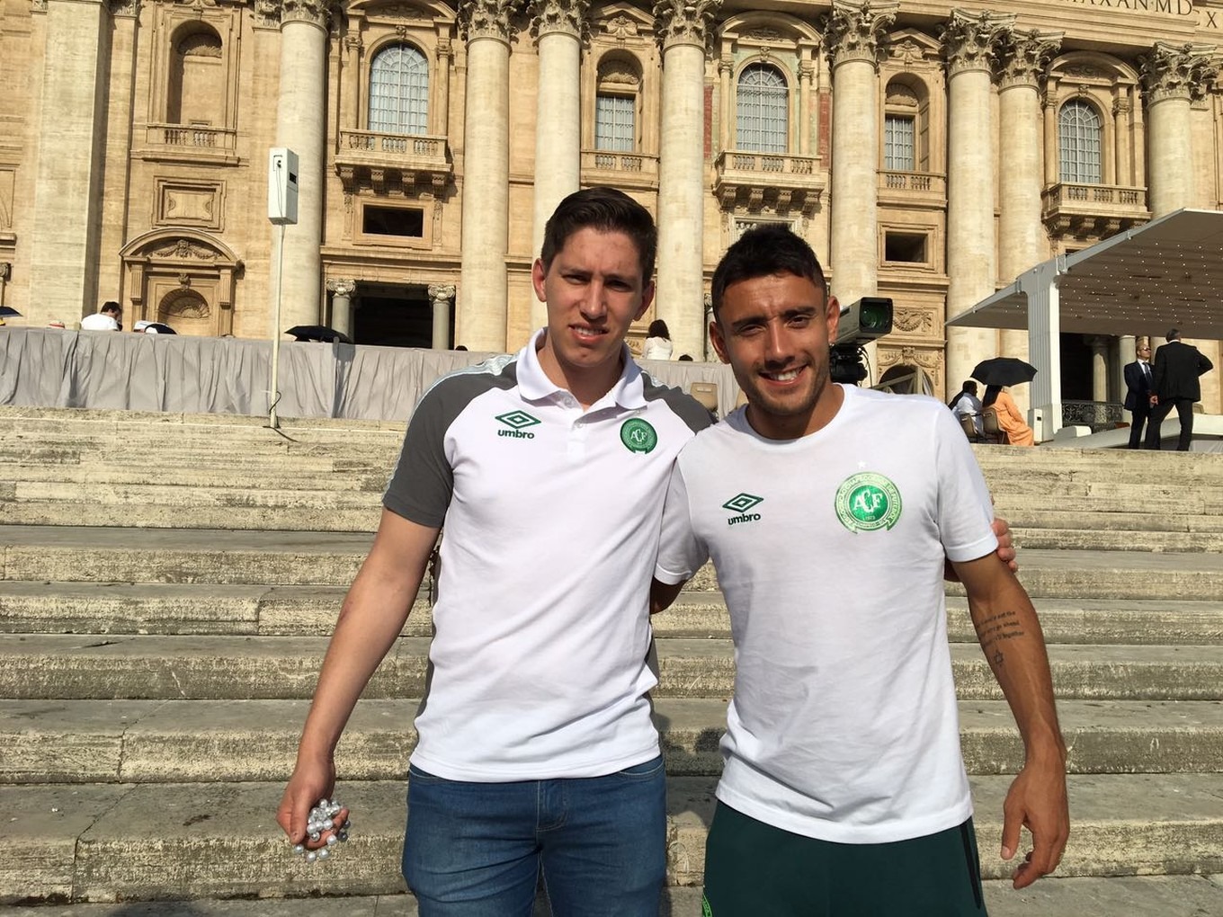 Alan Ruschel e Jackson Follmann . Comitiva compareceu à Basílica de São Pedro para a audiência semanal do sumo pontífice.