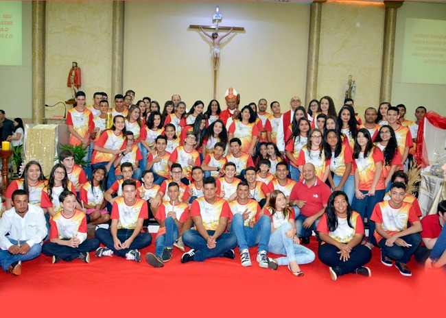 Jovens crismandos com Dom Henrique. Foto: Pascom Bom Jesus