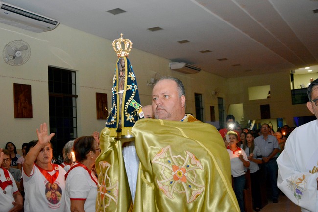 Padre Benjamim entroniza na Paróquia Bom Jesus, a imagem peregrina de Nossa Senhora Aparecida. Foto: Pascom Bom Jesus