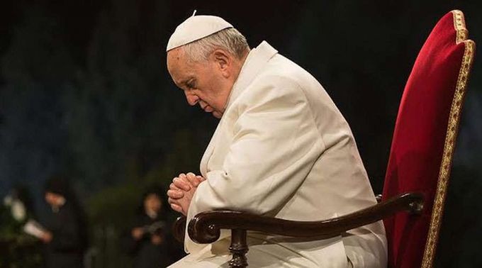 Papa Francisco durante alguns instantes de oração. Foto: L'Osservatore Romano