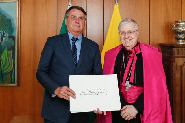 Presidente Jair Bolsonaro recebe credenciais de dom Giambattista | Foto: Isac Nóbrega/PR