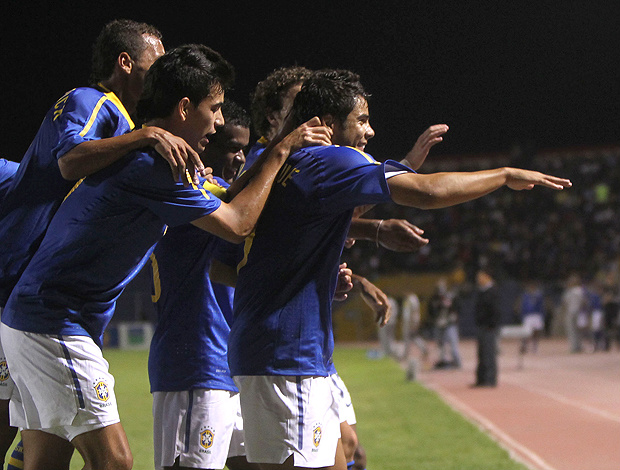 Henrique faz dancinha com os companheiros de Seleção após fazer o gol da vitória brasileira (Foto: Mowa)