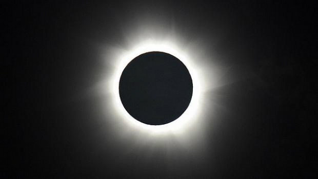 Eclipse total do sol encanta os australianos nesta quarta-feira (GREG WOOD / AFP) 
