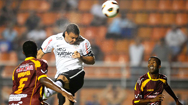 Ronaldo tenta marcar de cabeça ainda no primeiro tempo (Foto: Marcos Ribolli / GLOBOESPORTE.COM)