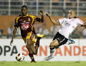 Roberto Carlos: apagado no duelo desta quarta
(Foto: AP)