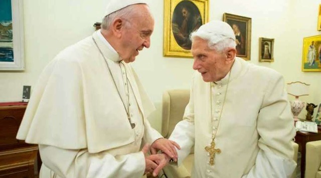 Imagem referencial. Papa Francisco com Bento XVI em 2018. Foto: Vatican Media