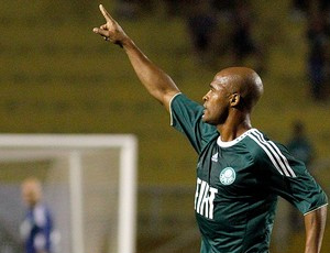 Marcos Assunção abriu o placar para
o Palmeiras (Foto: Ag. Estado)
