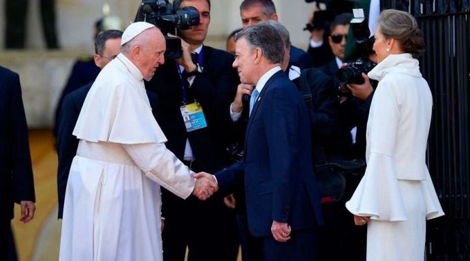 Papa Francisco saúda o Presidente Juan Manuel Santos. Foto: Efraín Herrera / Presidência da Colômbia