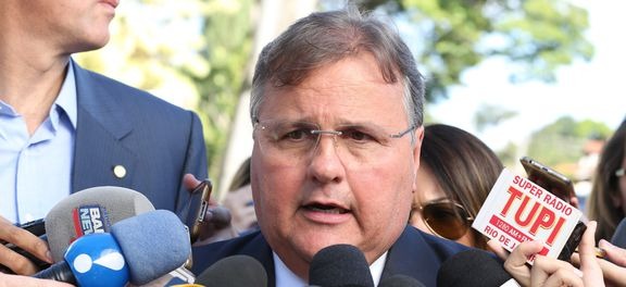 O ex-ministro Geddel Vieira Lima foi encaminhado para o Aeroporto de Salvador, de onde viaja a Brasília e ficará à disposição da Justiça.