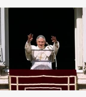 Papa saúda fiéis presentes na Praça São Pedro, no Vaticano
