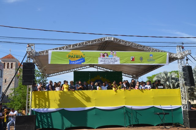 População douradense comparece em grande número para ver desfile de 7 de Setembro