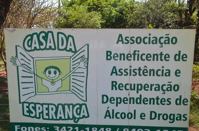 Localizada  na Perimetral Norte,  travessão do castelo,  a Associação Beneficente presta serviço de  assistência e recupera dependentes de álcool e drogas de Dourados e região.