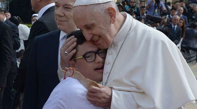 Papa Francisco abraça uma criança na Colômbia / Crédito: Juan Tena - Presidência da Colômbia