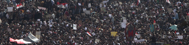 Manifestantes tomam as ruas do Cairo nesta terça-feira (1º) (Foto: AP)