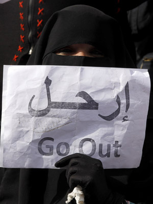 Vestindo véu islâmico, manifestante pede a
saída de Mubarak (Foto: AP)