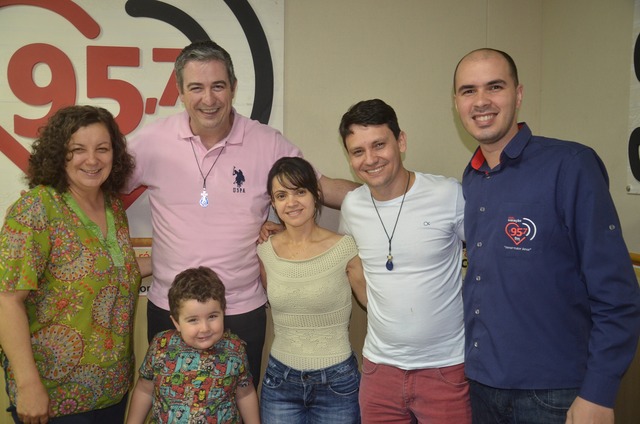 Rodrigo Ferreira, filhos e equipe #CoraçãoFM. Foto: Rádio Coração