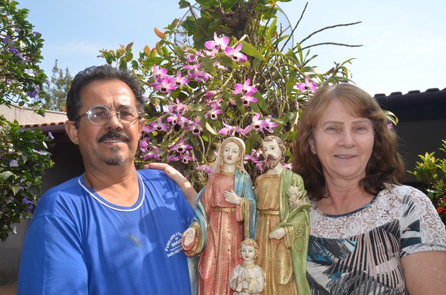 Argeu Pires e esposa Roseli Pires receberam no dia 12/09, a imagem da Sagrada Família. 