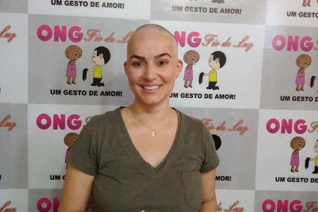 Kelila Mendes,Ao saber que ia perder os cabelos com o tratamento, Keila dou para a ONG Fios de Luz e também ganhou uma peruca da instituição - Arquivo pessoal