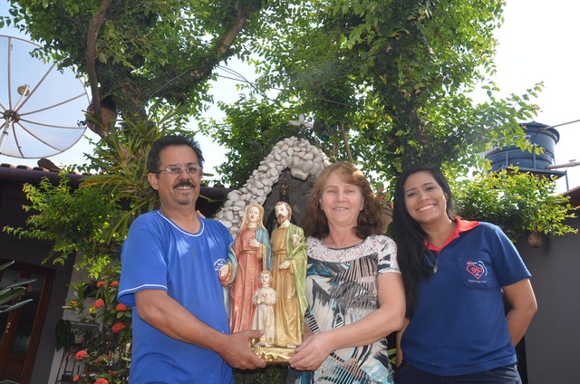 Rádio Coração faz entrega da imagem da Sagrada Família