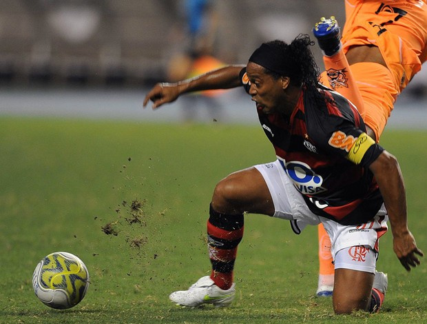 Ronaldinho lutou muito contra a marcação do Nova Iguaçu (Foto: Marcelo Theobald/Globo)