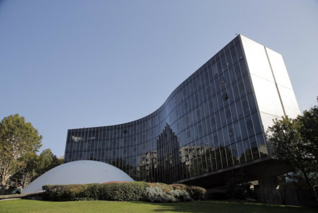 A sede do Partido Comunista Francês, desenhada por Niemeyer(Foto AP/Christophe Ena)