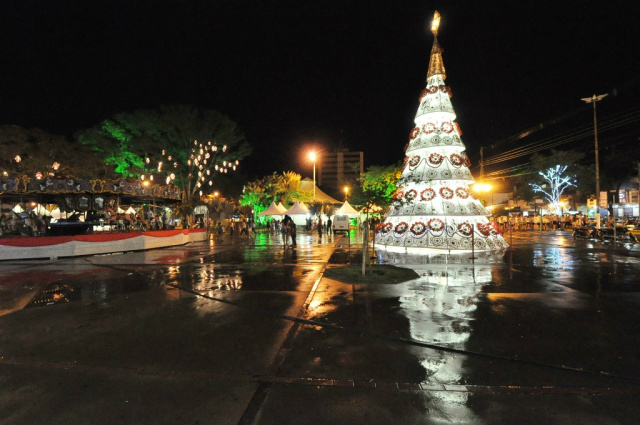 Fachada decorada com luzes de Natal da Catedral Imaculada Conceição de Dourados/MS