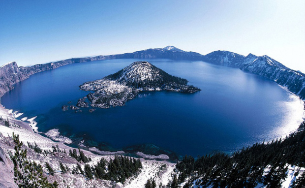 Este lindo lago azul, cercado por montanhas, foi formado há cerca de 150 anos pela erupção do vulcão Mount Mazama, ao centro3. 