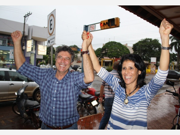 Murilo Zauith e a vice, Dinaci Ranzi, comemoram a vitória de mais de 70% dos votos válidos. (Foto: Hédio Fazan/PROGRESSO)