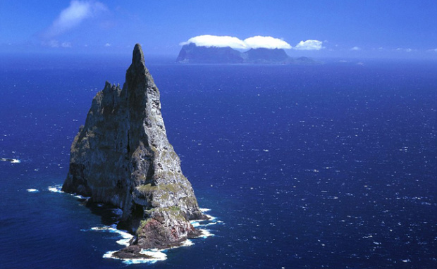 A pedra no mar mais alta do mundo tem formato de pirâmide e impressiona: o topo alcança 562 metros de altura. A ilha foi formada por processos geomorfológicos, como tempo, vento e água