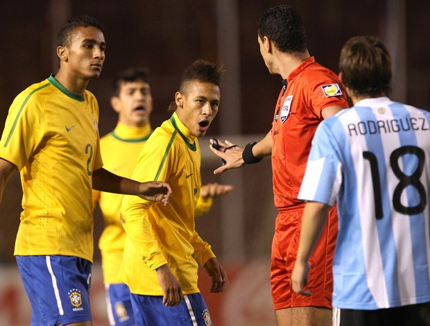 Nervoso, Neymar não brilhou e ainda levou cartão amarelo: fora do próximo jogo (Foto: Mowa Press)