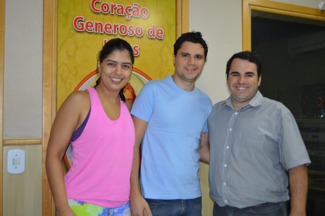 Rafaela, Flávio e o comunicador Alcemir Soares, no projeto amigo do Coração, hoje pela manhã na Rádio Coração FM. 