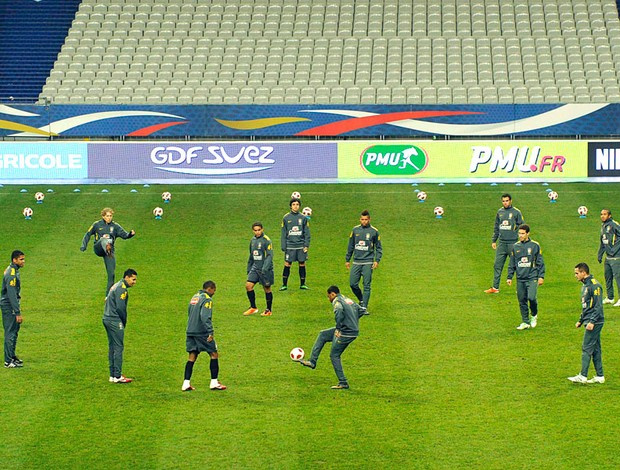 Seleção Brasileira treina no local da partida desta quarta: o Stade de France (Foto: Reuters)