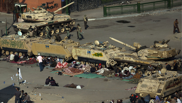 Manifestantes protestam na Praça Tahrir nesta terça-feira (8) (Foto: AP)