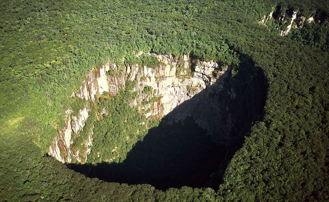 Este enorme precipício, raro em florestas tropicais como a Amazônia, é uma depressão natural da superfície da Terra