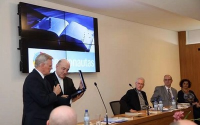 O diretor executivo da SBB, reverendo Rudi Zimmer entrega a condecoração ao vice-presidente da CNBB, dom Murilo Krieger. Foto: CNBB