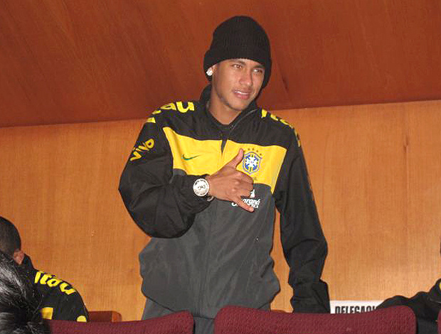 Neymar assistiu ao jogo da madrugada desta
quinta-feira na tribuna de honra do estádio
(Foto: Márcio Iannacca / Globoesporte.com)