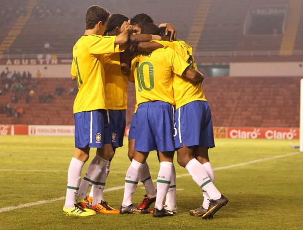 Jogadores do Brasil abraçam Casemiro após o gol da vitória sobre o Equador (Foto: Mowa Press)