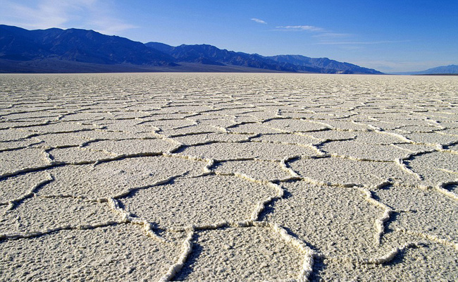 O ponto mais baixo dos Estados Unidos fica a 86 metros abaixo do nível do mar. A bacia é coberta por sal marinho porque em períodos remotos, o local foi coberto pelo mar. Quando a Terra ficou mais quente, toda a água evaporou9. Lago Hiller, na Austrália 

