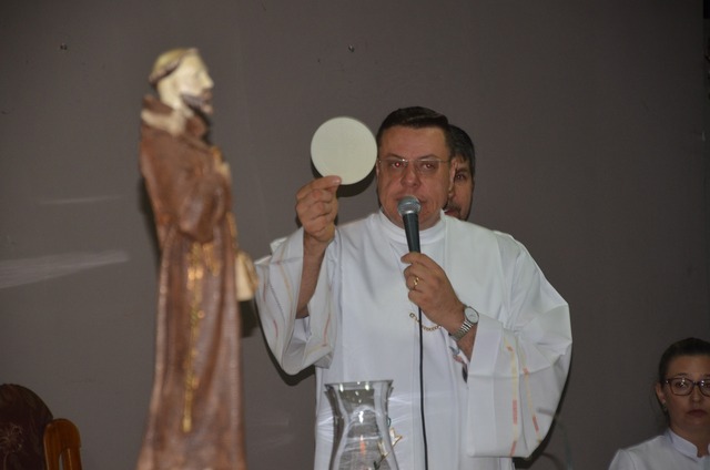 São Francisco de Assis - Paroquianos celebram 1° dia da novena