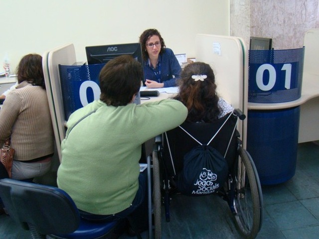 Empresas com 100 ou mais empregados devem preencher uma parcela de seus cargos com PcDs.