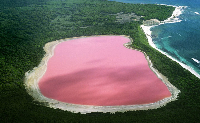 Até hoje, cientistas não conseguiram explicar o porquê da água deste lago ser rosa. Só o que se sabe é que a cor não é consequência da presença de algas