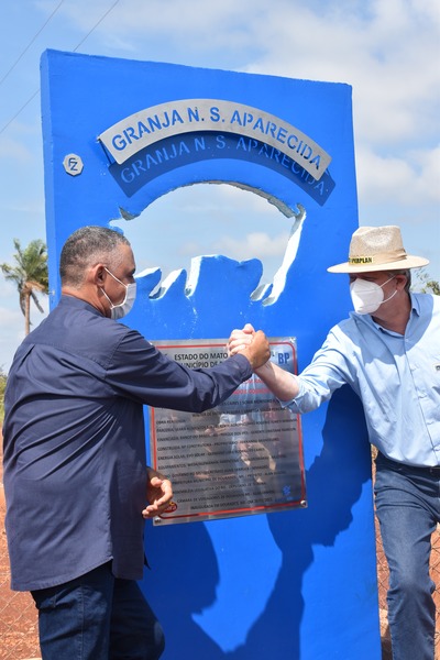 Produtores de Dourados inauguram granja pioneira no Brasil em ração líquida para suínos Suinocultor Osmar Rodrigues Caires com Jaime Elias Verruck, secretário da SEMAGRO.
