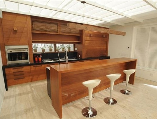 Casa tem 'espaço gourmet'  com bancos modernos no balcão  (Foto: reprodução da internet)