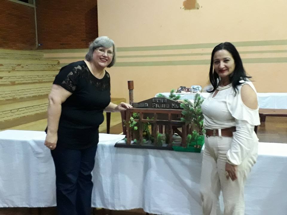 Secretária de Educação do município, Denize Portolann, participou do evento e foi presenteada com uma das maquetes, como lembrança do projeto