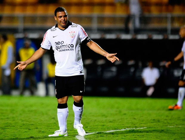 Ronaldo reclama durante Corinthians 0 x  0 Tolima, no Pacaembu (Foto: Marcos Ribolli / Globoesporte.com)