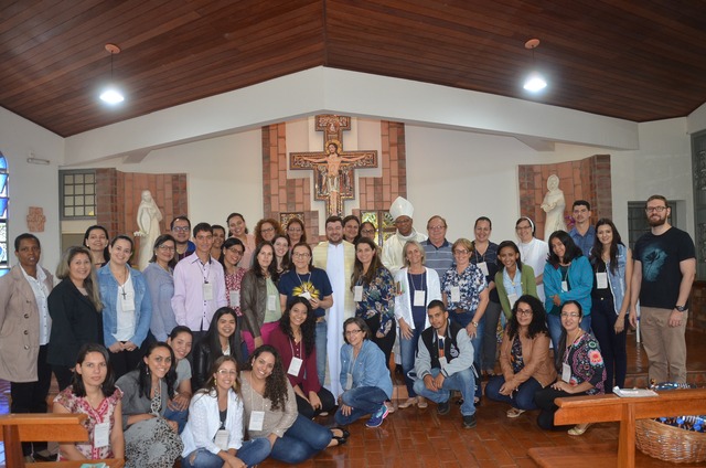 Secretárias das paróquias da diocese de Dourados, padres e o bispo diocesano dom Henrique Aparecido de Lima.(centro) 