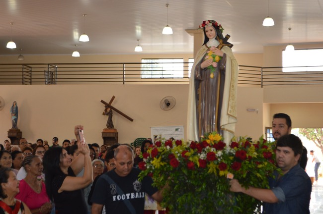 Entrada solene da imagem de Santa Teresinha, no interior da paróquia, levou os fiéis a se emocionarem. Foto: Gabriel Fernandes/RC
