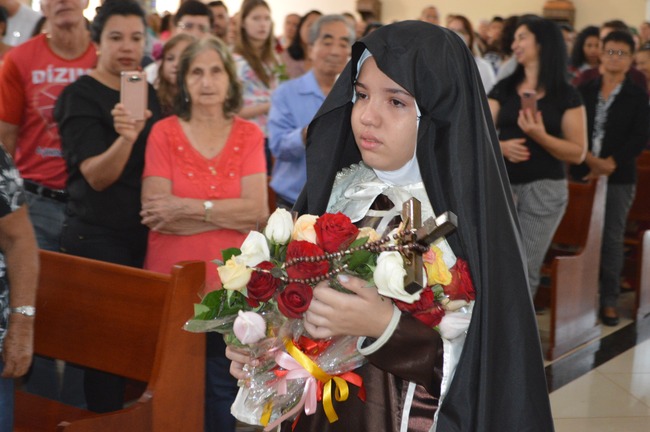 A pequena Layza, de 11 anos, emocionou os fiéis ao entrar vestida de Santa Teresinha. Foto: Gabriel Fernandes/RC