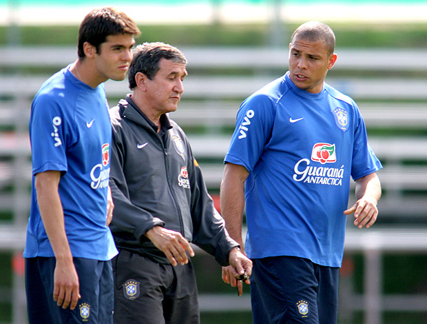 Com Kaká e Parreira durante preparação para a Copa do Mundo de 2006 na Alemanha (Foto: Photocamera)